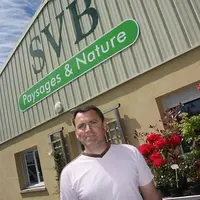 Laurent Benoit devant les locaux SVB