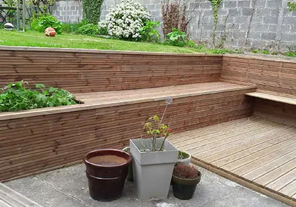 Terrasse et bancs en bois réalisés par SVB